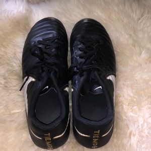 size 10 black and gold nike soccer cleats